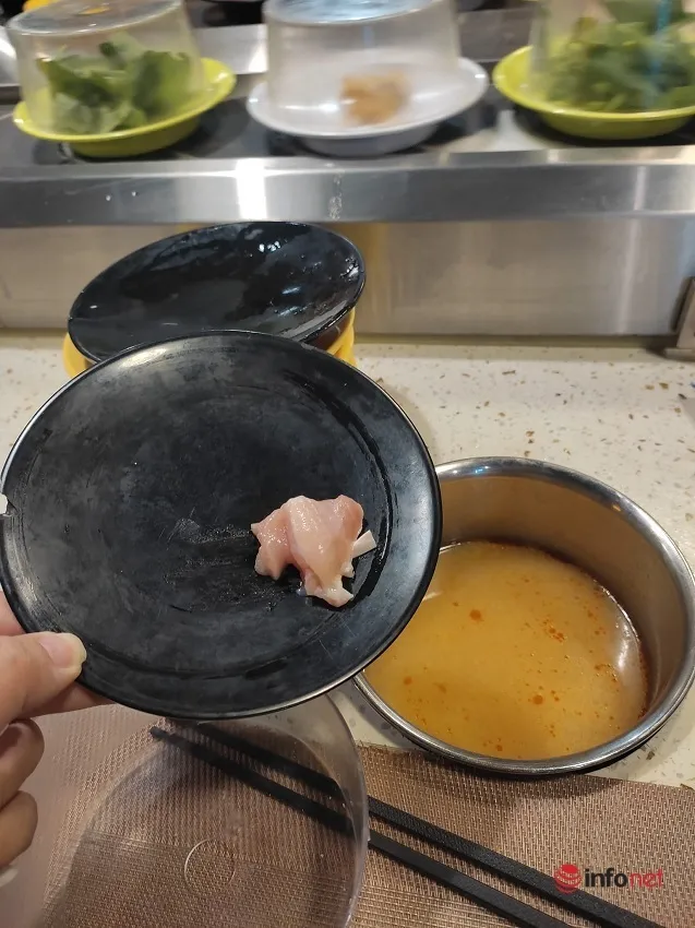 Thực khách chết lặng với nhà hàng lẩu băng chuyền tại Hà Nội, mỗi đĩa được đúng 1 miếng không bõ dính răng Thực khách chết lặng với nhà hàng lẩu băng chuyền tại Hà Nội, mỗi đĩa được đúng 1 miếng không bõ dính răng