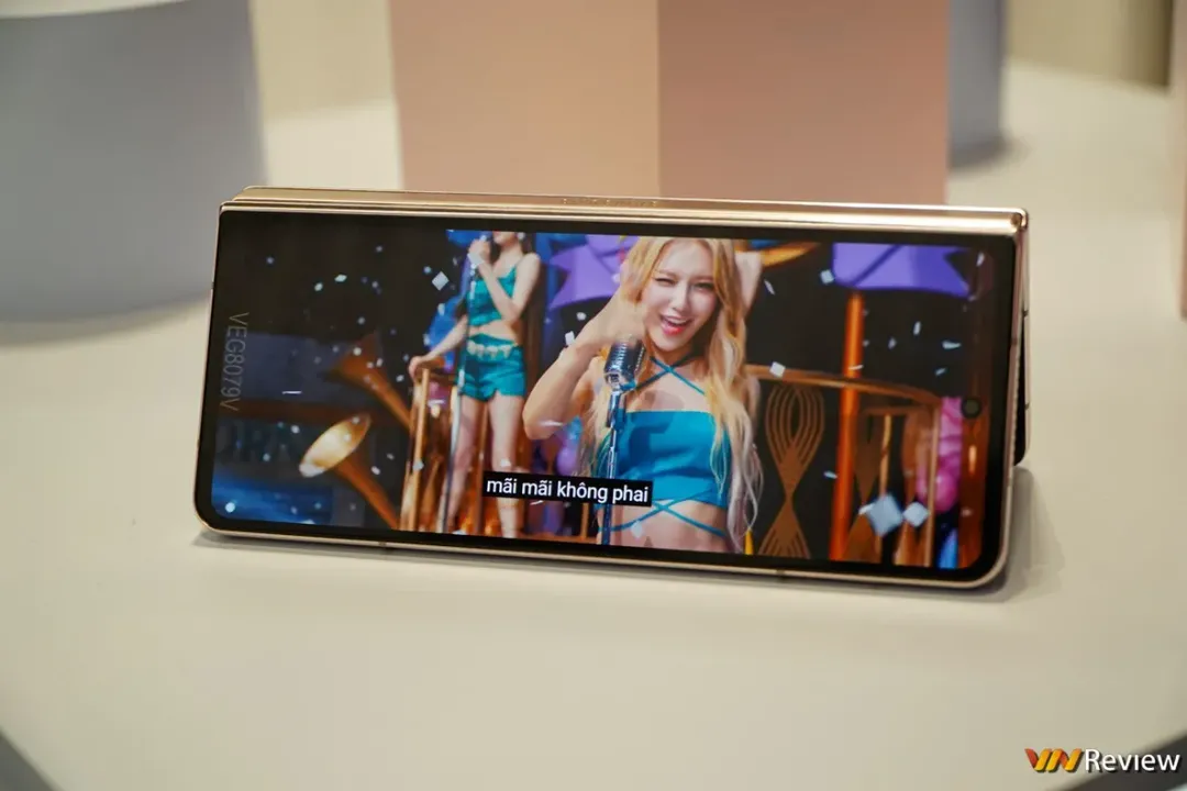 Trên tay Galaxy Z Fold 4: Bình không đổi nhiều nhưng rượu đã thơm hơn Trên tay Galaxy Z Fold 4: Bình không đổi nhiều nhưng rượu đã thơm hơn