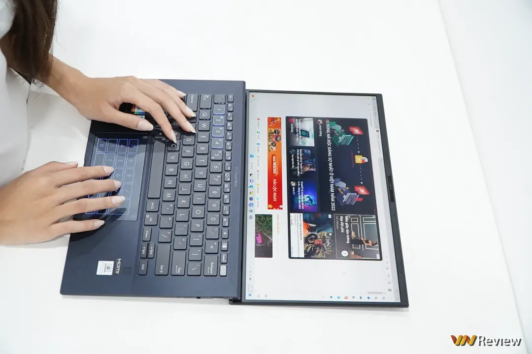 Trên tay Asus ExpertBook B9 2022: laptop doanh nhân nặng chỉ 1Kg, độ bền đáng nể Trên tay Asus ExpertBook B9 2022: laptop doanh nhân nặng chỉ 1Kg, độ bền đáng nể