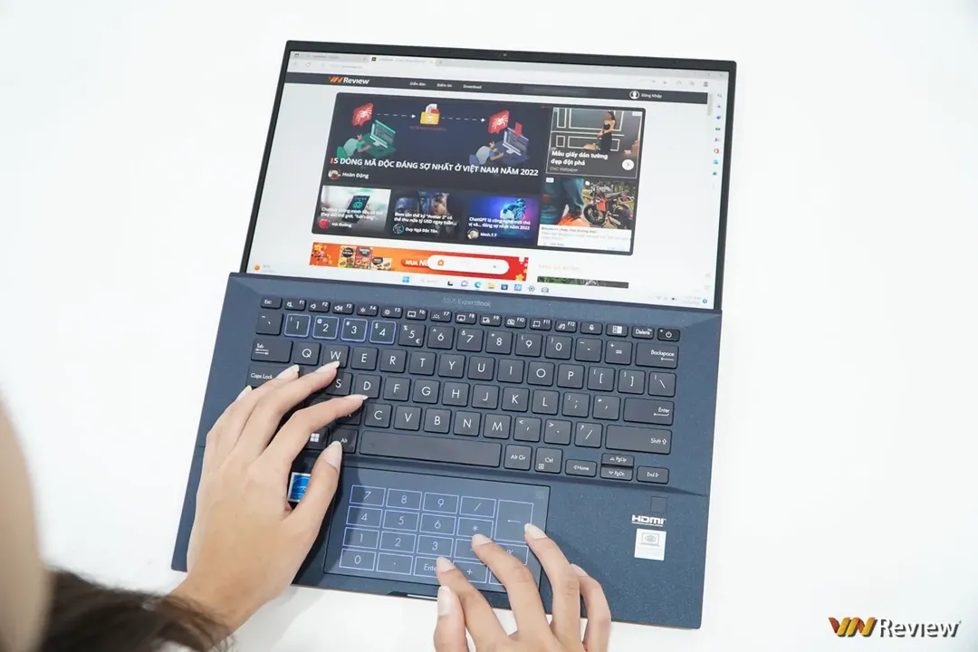 Trên tay Asus ExpertBook B9 2022: laptop doanh nhân nặng chỉ 1Kg, độ bền đáng nể Trên tay Asus ExpertBook B9 2022: laptop doanh nhân nặng chỉ 1Kg, độ bền đáng nể