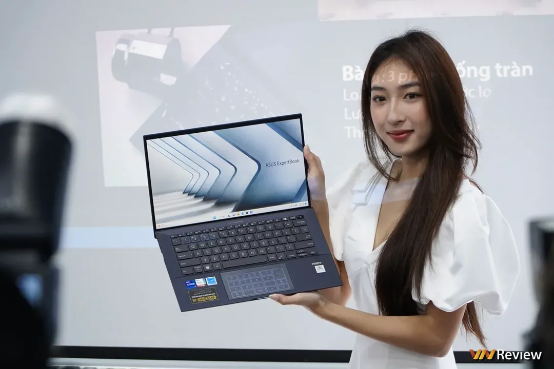 Trên tay Asus ExpertBook B9 2022: laptop doanh nhân nặng chỉ 1Kg, độ bền đáng nể Trên tay Asus ExpertBook B9 2022: laptop doanh nhân nặng chỉ 1Kg, độ bền đáng nể
