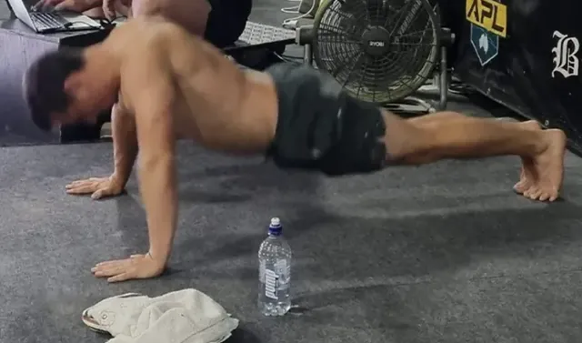 Mình chống một lần không nổi chục cái, nhưng chàng trai này vừa phá kỷ lục thế giới với 3.200 lần trong một giờ Mình chống một lần không nổi chục cái, nhưng chàng trai này vừa phá kỷ lục thế giới với 3.200 lần trong một giờ