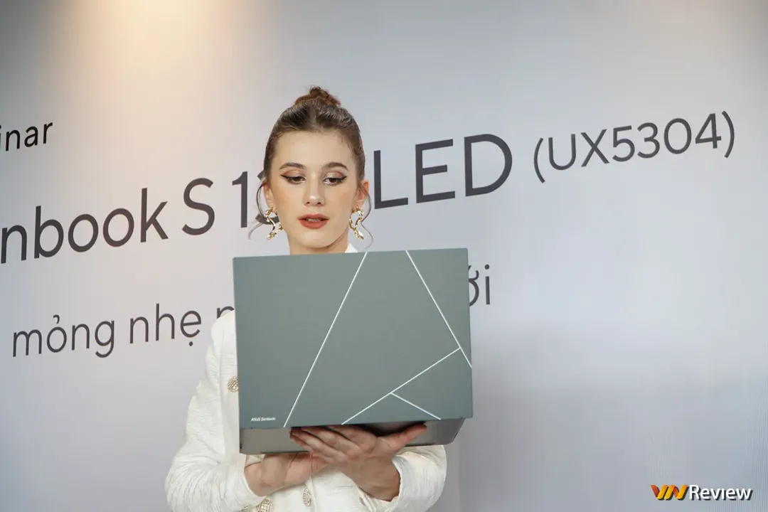 Trên tay ASUS Zenbook S13 OLED và Vivoook 14X OLED:  bộ đôi laptop OLED mỏng nhẹ canh tranh MacBook Air, cấu hình cao, giá hấp dẫn Trên tay ASUS Zenbook S13 OLED và Vivoook 14X OLED:  bộ đôi laptop OLED mỏng nhẹ canh tranh MacBook Air, cấu hình cao, giá hấp dẫn