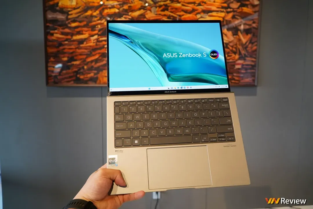 Trên tay ASUS Zenbook S13 OLED và Vivoook 14X OLED:  bộ đôi laptop OLED mỏng nhẹ canh tranh MacBook Air, cấu hình cao, giá hấp dẫn Trên tay ASUS Zenbook S13 OLED và Vivoook 14X OLED:  bộ đôi laptop OLED mỏng nhẹ canh tranh MacBook Air, cấu hình cao, giá hấp dẫn