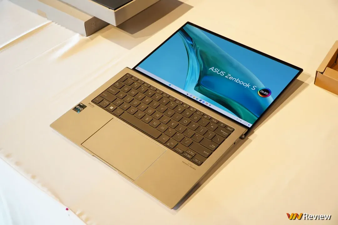 Trên tay ASUS Zenbook S13 OLED và Vivoook 14X OLED:  bộ đôi laptop OLED mỏng nhẹ canh tranh MacBook Air, cấu hình cao, giá hấp dẫn Trên tay ASUS Zenbook S13 OLED và Vivoook 14X OLED:  bộ đôi laptop OLED mỏng nhẹ canh tranh MacBook Air, cấu hình cao, giá hấp dẫn
