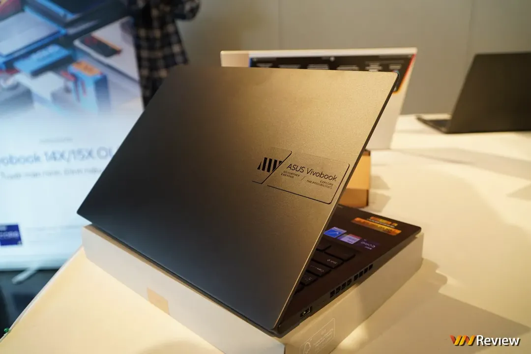 Trên tay ASUS Zenbook S13 OLED và Vivoook 14X OLED:  bộ đôi laptop OLED mỏng nhẹ canh tranh MacBook Air, cấu hình cao, giá hấp dẫn Trên tay ASUS Zenbook S13 OLED và Vivoook 14X OLED:  bộ đôi laptop OLED mỏng nhẹ canh tranh MacBook Air, cấu hình cao, giá hấp dẫn