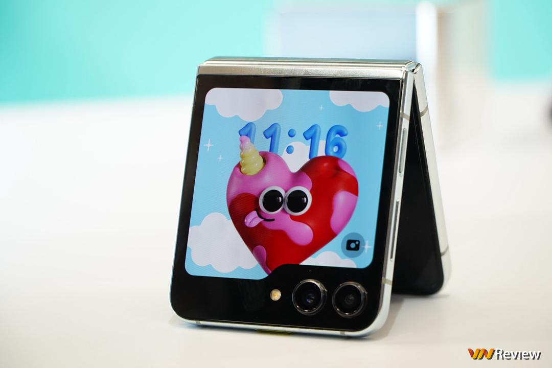 Trên tay Samsung Galaxy Z Flip 5: lột xác với màn hình ngoài “siêu to khổng lồ”, gập khít hơn, mỏng gọn, mạnh mẽ hơn Trên tay Samsung Galaxy Z Flip 5: lột xác với màn hình ngoài “siêu to khổng lồ”, gập khít hơn, mỏng gọn, mạnh mẽ hơn