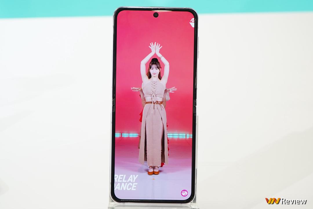 Trên tay Samsung Galaxy Z Flip 5: lột xác với màn hình ngoài “siêu to khổng lồ”, gập khít hơn, mỏng gọn, mạnh mẽ hơn Trên tay Samsung Galaxy Z Flip 5: lột xác với màn hình ngoài “siêu to khổng lồ”, gập khít hơn, mỏng gọn, mạnh mẽ hơn