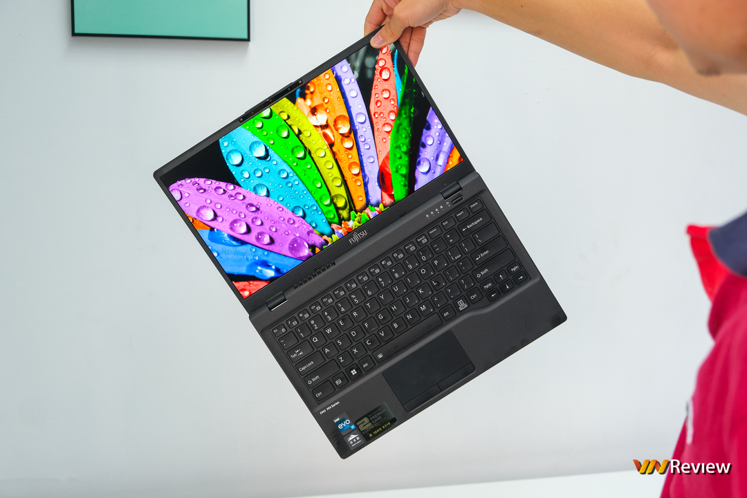 Đánh giá Fujitsu FMV MH 14”: Trợ lý linh hoạt cho những ngày bận rộn Đánh giá Fujitsu FMV MH 14”: Trợ lý linh hoạt cho những ngày bận rộn