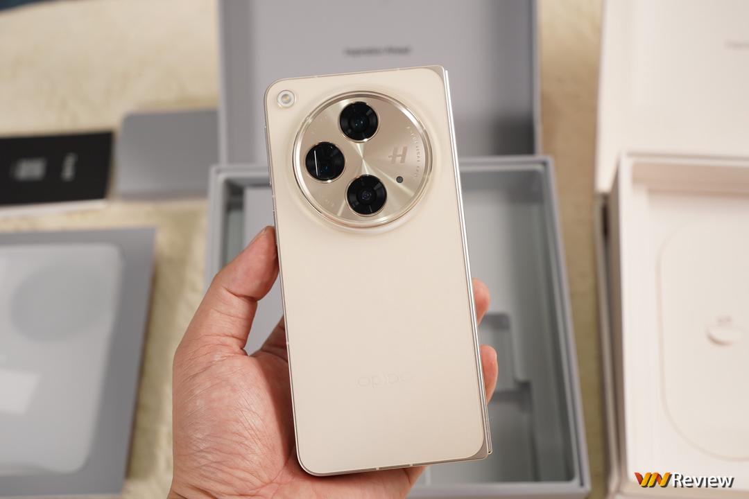 Mở hộp Oppo Find N3 và Find N3 Flip vừa ra mắt tại Việt Nam: khi Oppo “tuyên chiến” với Samsung Mở hộp Oppo Find N3 và Find N3 Flip vừa ra mắt tại Việt Nam: khi Oppo “tuyên chiến” với Samsung