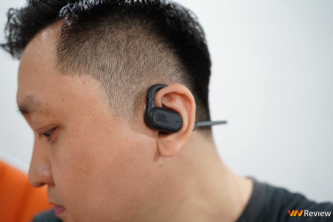 Đánh giá JBL Soundgear Sense: tai nghe thiết kế mở chuẩn bài cho người thích thể thao, yêu âm nhạc Đánh giá JBL Soundgear Sense: tai nghe thiết kế mở chuẩn bài cho người thích thể thao, yêu âm nhạc