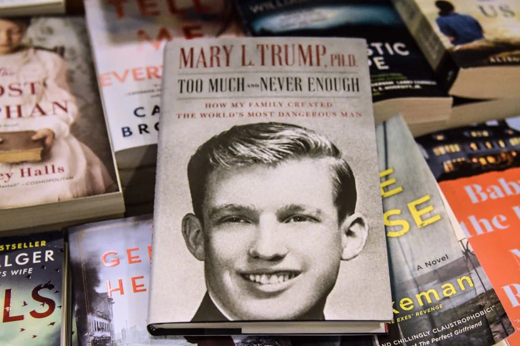 Cựu tổng thống Trump đệ đơn kiện tờ The New York Times và cháu gái  Cựu tổng thống Trump đệ đơn kiện tờ The New York Times và cháu gái