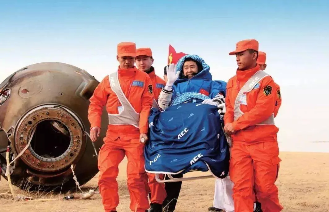 Phi hành gia phải ngồi xe lăn khi trở về Trái đất. Cơ thể họ đã thay đổi nhiều sau một thời gian ở trong không gian Phi hành gia phải ngồi xe lăn khi trở về Trái đất. Cơ thể họ đã thay đổi nhiều sau một thời gian ở trong không gian