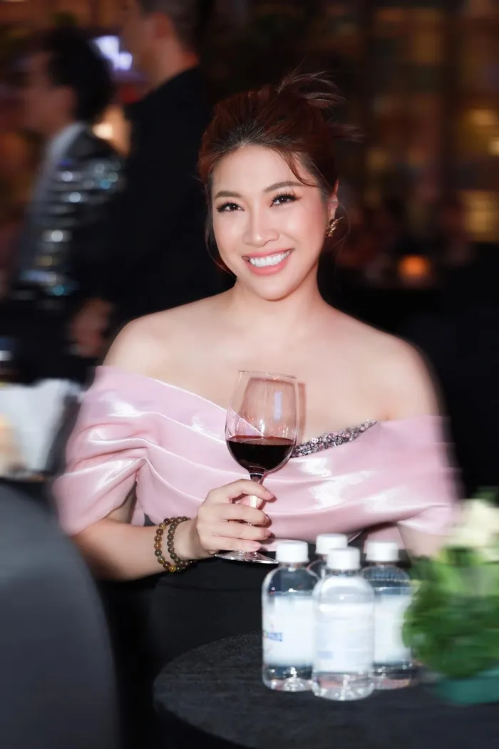 Phốt mới nhất: Bơm mông, bơm ngực nợ tiền, drama cực gắt giữa ca sĩ Pha Lê - bác sĩ Chiêm Quốc Thái  Phốt mới nhất: Bơm mông, bơm ngực nợ tiền, drama cực gắt giữa ca sĩ Pha Lê - bác sĩ Chiêm Quốc Thái