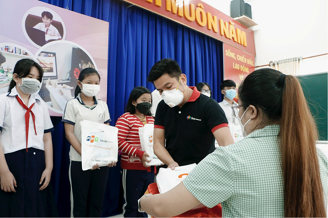 FPT Shop tặng máy tính bảng cho học sinh có hoàn cảnh khó khăn FPT Shop tặng máy tính bảng cho học sinh có hoàn cảnh khó khăn