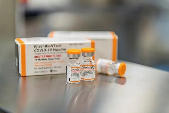 Để tránh nhầm lẫn, lọ vaccine Pfizer cho trẻ 5-11 tuổi có nắp màu cam, trẻ từ 12-18 tuổi nắp màu tím. Để tránh nhầm lẫn, lọ vaccine Pfizer cho trẻ 5-11 tuổi có nắp màu cam, trẻ từ 12-18 tuổi nắp màu tím.