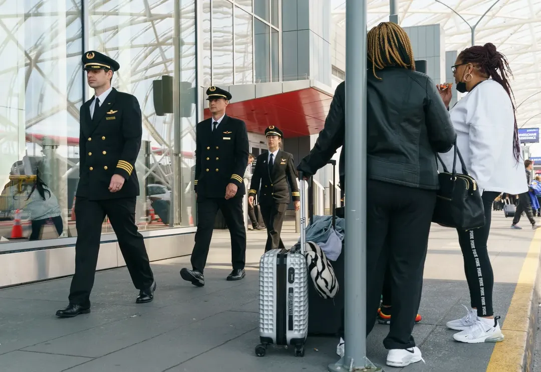 Thiếu phi công, các hãng hàng không thuê xe buýt chở khách tới các sân bay gần Thiếu phi công, các hãng hàng không thuê xe buýt chở khách tới các sân bay gần