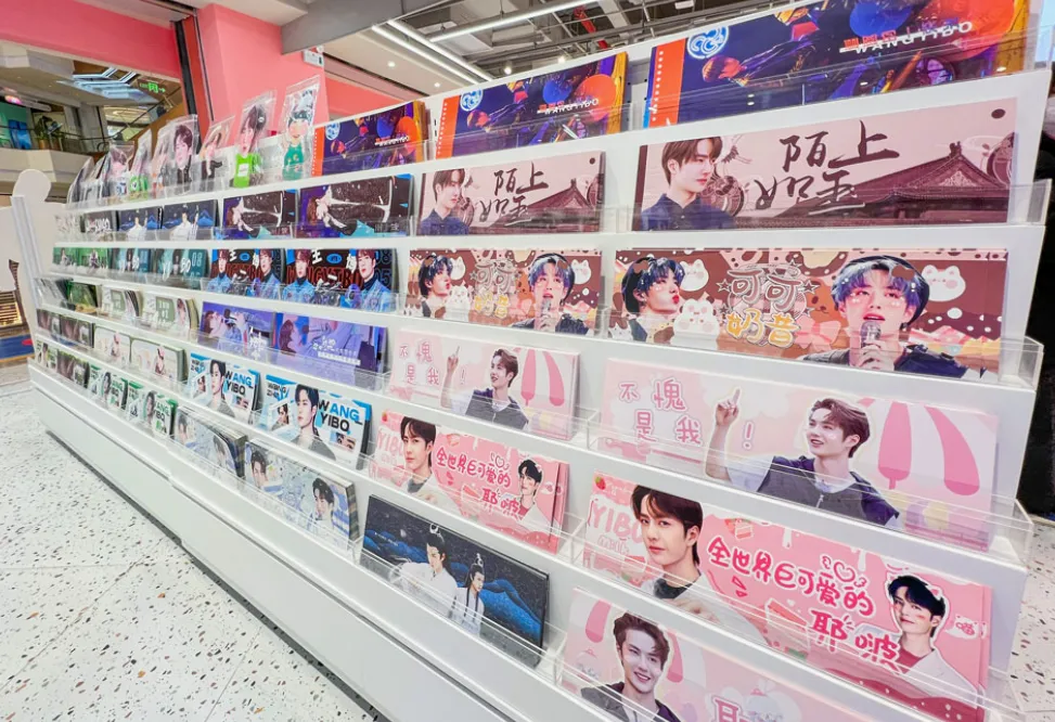 Fan cuồng hy sinh vô điều kiện cho thần tượng để rồi nhận lại được gì? Fan cuồng hy sinh vô điều kiện cho thần tượng để rồi nhận lại được gì?