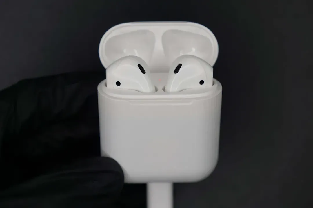 Sinh viên độ chế AirPods để có cổng USB-C, chê Lightning Sinh viên độ chế AirPods để có cổng USB-C, chê Lightning