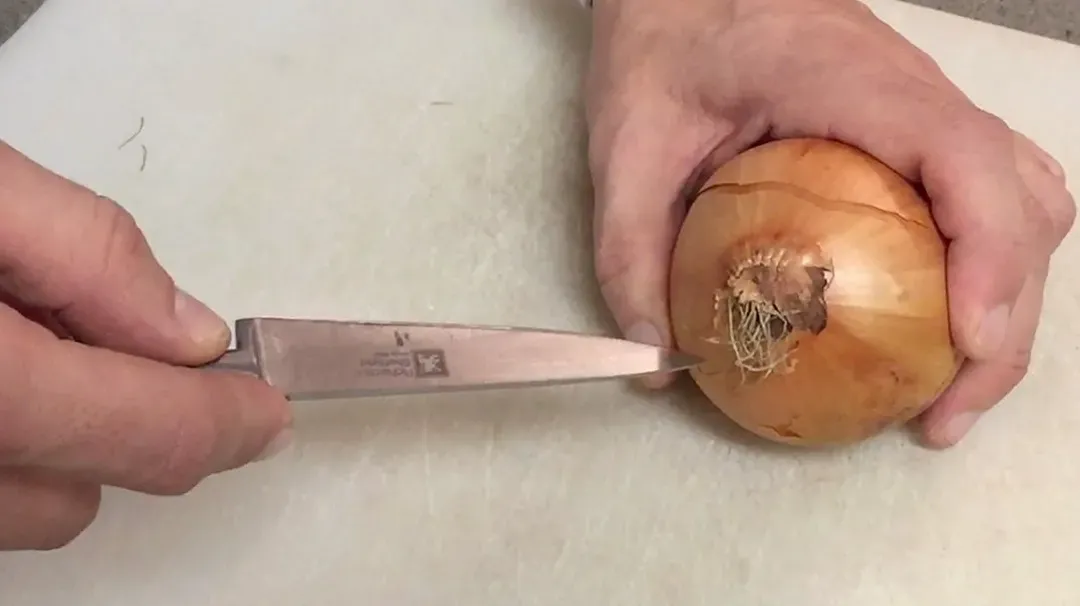 Mong lệ em thôi rơi: Một vài mẹo cắt hành tây mà không bị cay và chảy nước mắt  Mong lệ em thôi rơi: Một vài mẹo cắt hành tây mà không bị cay và chảy nước mắt