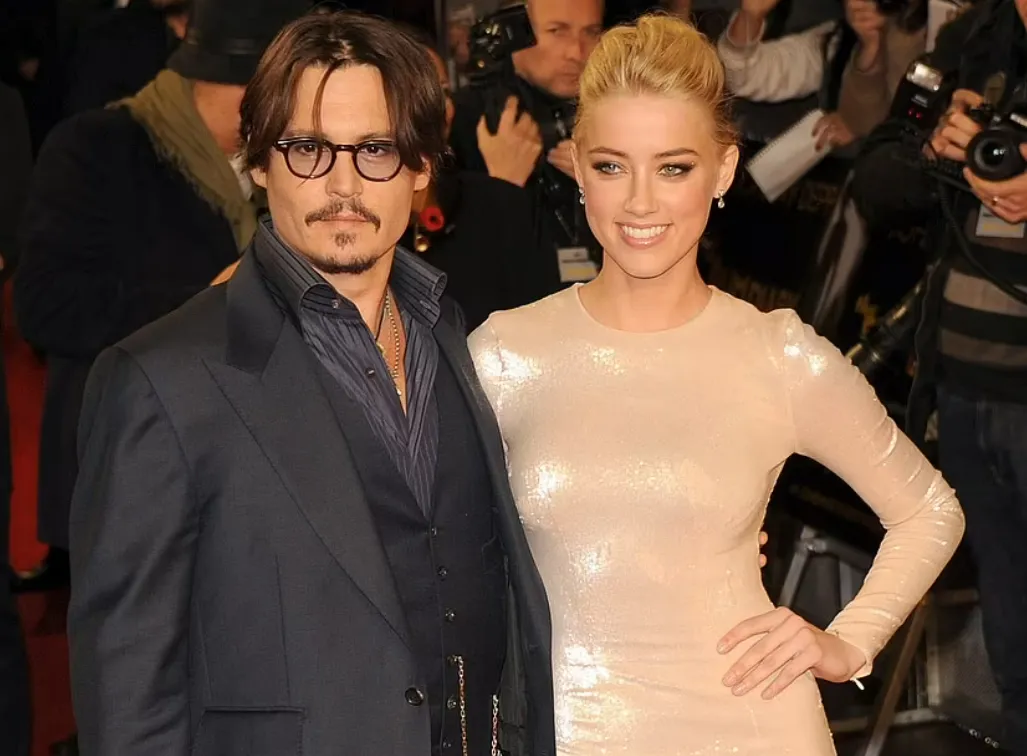 Amber Heard có nguy cơ phá sản, sự nghiệp tàn lụi sau khi thua kiện Johnny Deep Amber Heard có nguy cơ phá sản, sự nghiệp tàn lụi sau khi thua kiện Johnny Deep