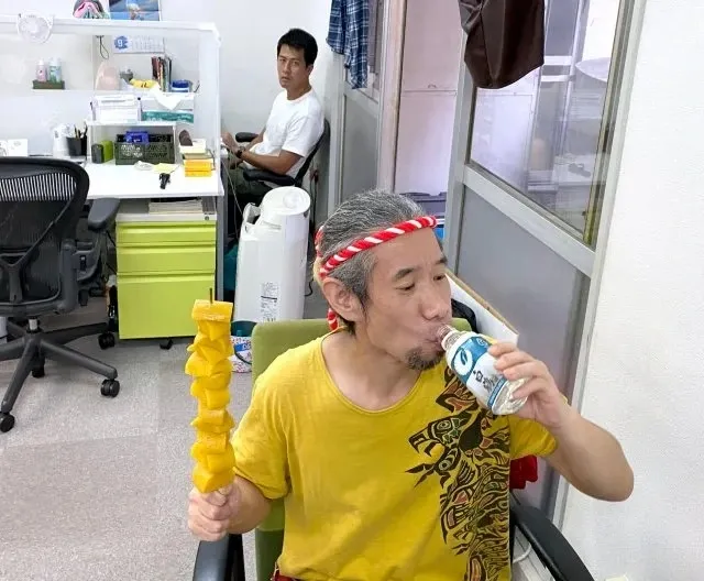 Tiết lộ shock: Nhiều người Nhật đi làm chỉ biết ăn vặt, tán phét và lướt web Tiết lộ shock: Nhiều người Nhật đi làm chỉ biết ăn vặt, tán phét và lướt web