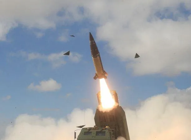 Pháo phản lực dẫn đường HIMARS Mỹ cấp cho Ukraine chính thức tham chiến Pháo phản lực dẫn đường HIMARS Mỹ cấp cho Ukraine chính thức tham chiến