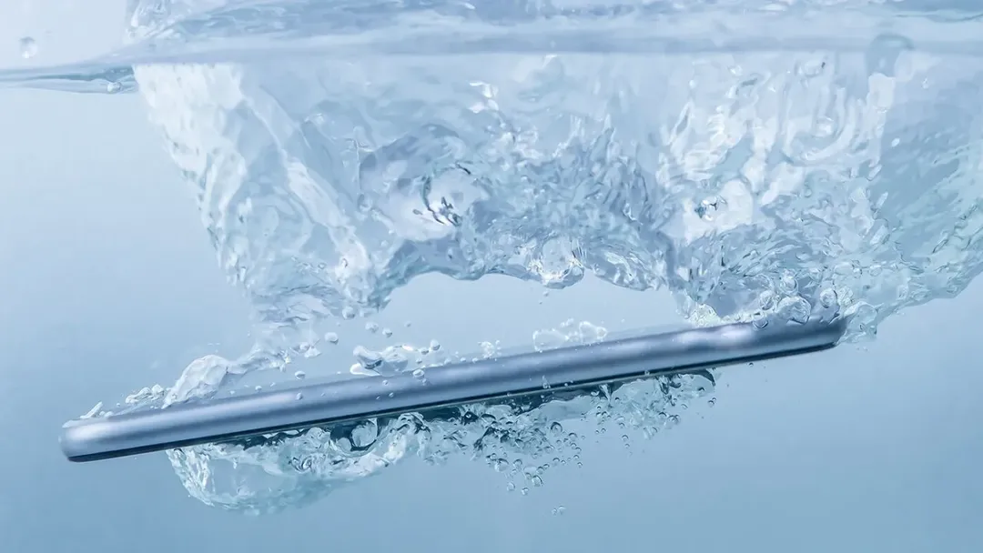 Tại sao điện thoại không chống nước? Chống nước khác gì với kháng nước? Tại sao điện thoại không chống nước? Chống nước khác gì với kháng nước?