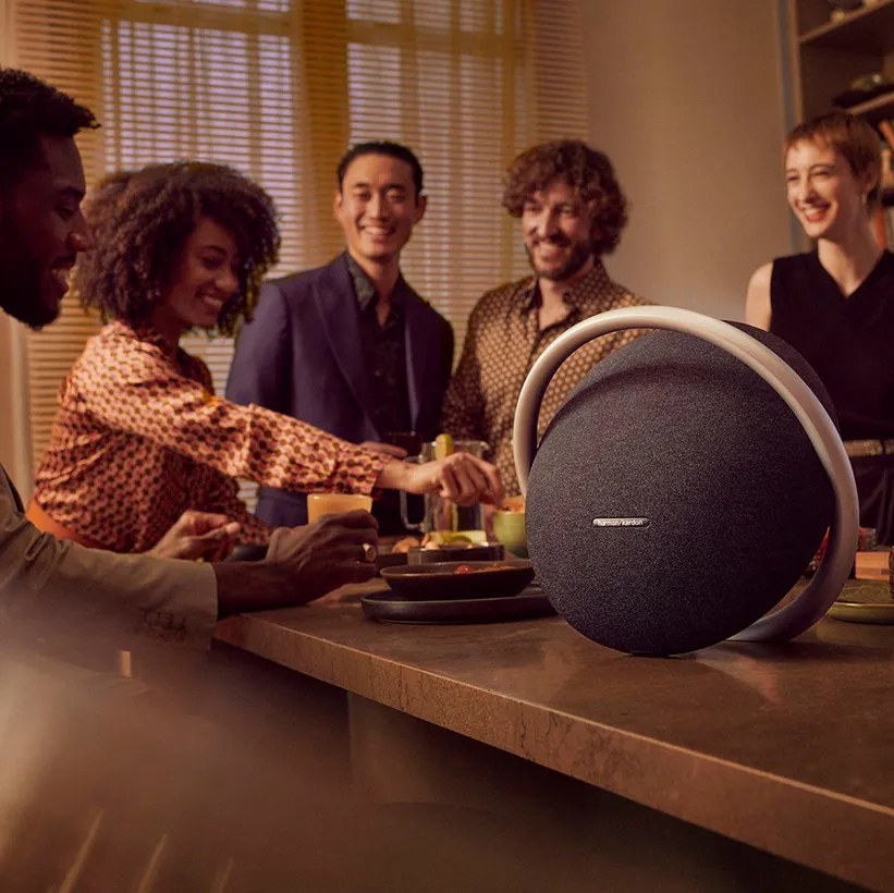 Harman Kardon ra mắt loa Onyx Studio 8 tại Việt Nam: loa Bluetooth di động cao cấp kiểu dáng “đặc dị”, giá gần 7 triệu đồng Harman Kardon ra mắt loa Onyx Studio 8 tại Việt Nam: loa Bluetooth di động cao cấp kiểu dáng “đặc dị”, giá gần 7 triệu đồng