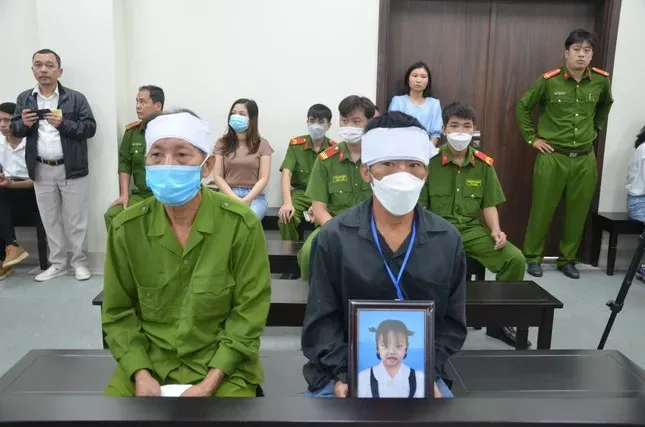 Những tình tiết dã man nhất trong vụ án bé gái 3 tuổi tử vong do bị đóng 10 chiếc đinh vào đầu Những tình tiết dã man nhất trong vụ án bé gái 3 tuổi tử vong do bị đóng 10 chiếc đinh vào đầu
