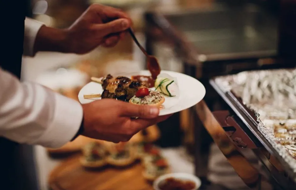 Những quy tắc bất thành văn khi ăn buffet nhiều người không biết, để lại hình ảnh xấu cho người khác! Những quy tắc bất thành văn khi ăn buffet nhiều người không biết, để lại hình ảnh xấu cho người khác!