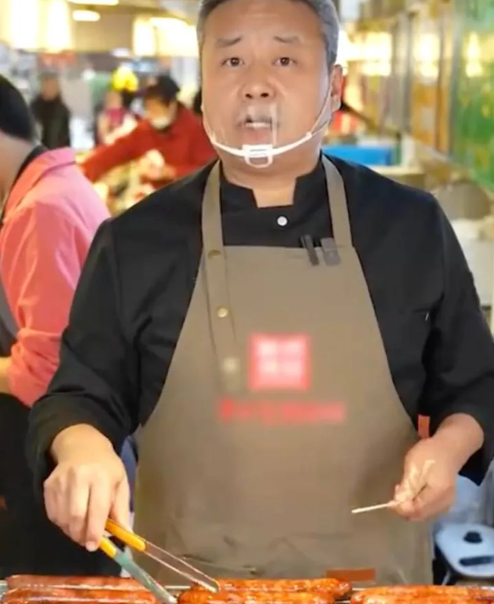 Triệu phú phá sản đi bán xúc xích để trả nợ 160 tỷ đồng, hàng triệu cư dân mạng tán thưởng chỉ vì 1 câu nói Triệu phú phá sản đi bán xúc xích để trả nợ 160 tỷ đồng, hàng triệu cư dân mạng tán thưởng chỉ vì 1 câu nói