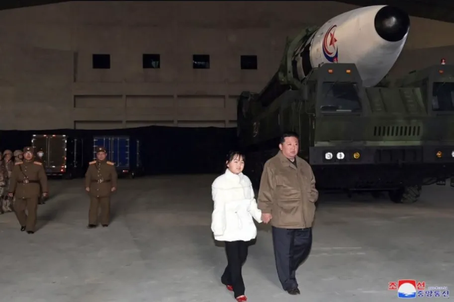 Tiểu thư của Kim Jong Un lần đầu lộ diện trông như thế nào? Tiểu thư của Kim Jong Un lần đầu lộ diện trông như thế nào?