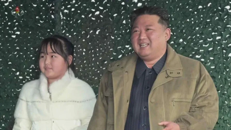 Tiểu thư của Kim Jong Un lần đầu lộ diện trông như thế nào? Tiểu thư của Kim Jong Un lần đầu lộ diện trông như thế nào?