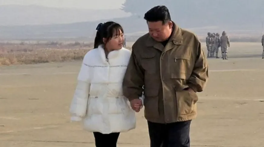 Tiểu thư của Kim Jong Un lần đầu lộ diện trông như thế nào? Tiểu thư của Kim Jong Un lần đầu lộ diện trông như thế nào?