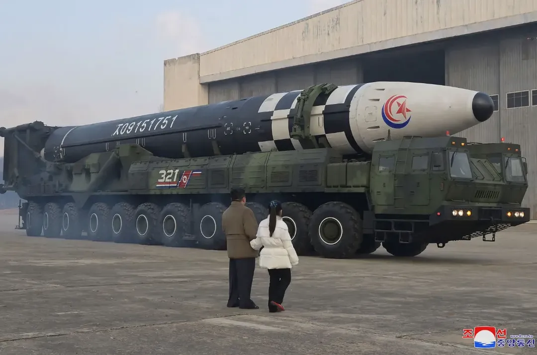 Tiểu thư của Kim Jong Un lần đầu lộ diện trông như thế nào? Tiểu thư của Kim Jong Un lần đầu lộ diện trông như thế nào?
