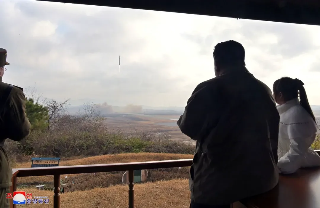 Tiểu thư của Kim Jong Un lần đầu lộ diện trông như thế nào? Tiểu thư của Kim Jong Un lần đầu lộ diện trông như thế nào?