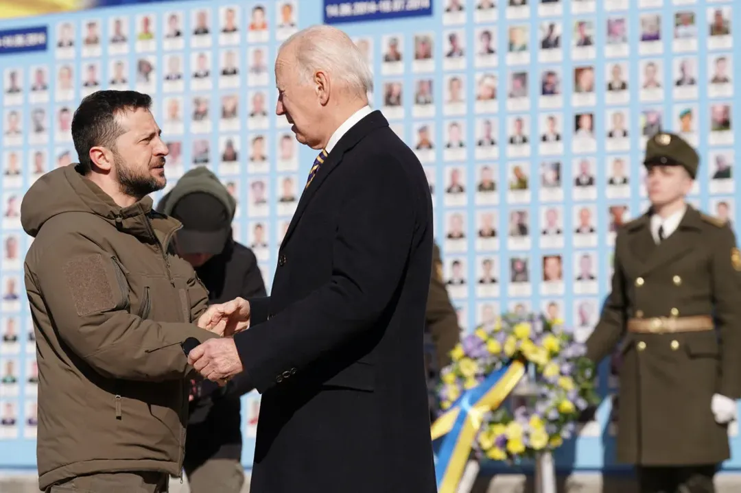 Ảnh độ nét cao: Zelensky cố kìm cảm xúc khi bất ngờ được gặp Biden ở Kiev Ảnh độ nét cao: Zelensky cố kìm cảm xúc khi bất ngờ được gặp Biden ở Kiev