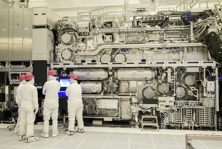 Intel công bố đột phá mới trong công nghệ sản xuất chip, đúng là có tiền làm gì cũng dễ Intel công bố đột phá mới trong công nghệ sản xuất chip, đúng là có tiền làm gì cũng dễ