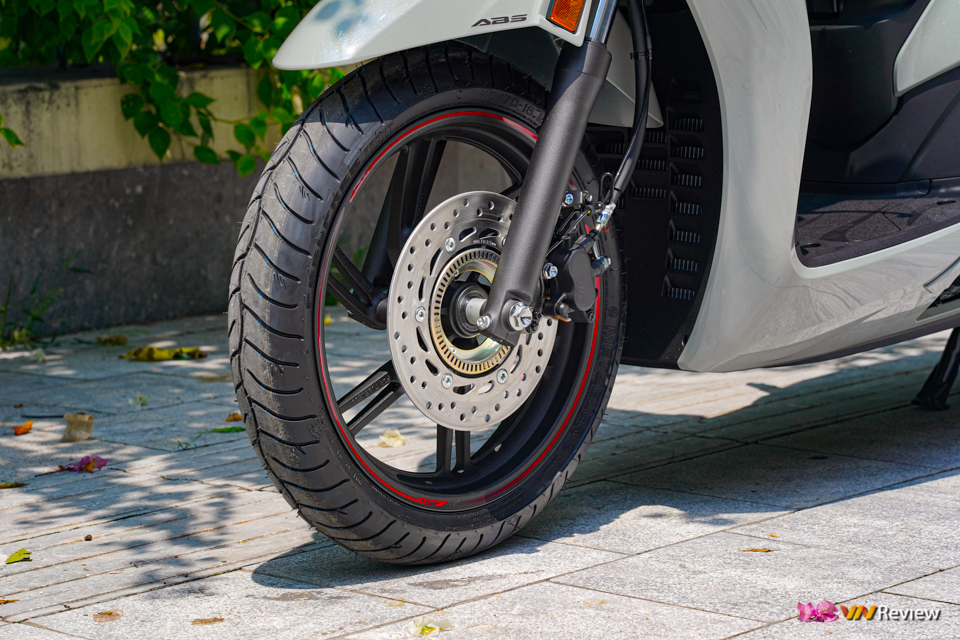 SH350i cận cảnh tại Hà Nội, động cơ mạnh hơn bổ sung nhiều công nghệ mới SH350i cận cảnh tại Hà Nội, động cơ mạnh hơn bổ sung nhiều công nghệ mới