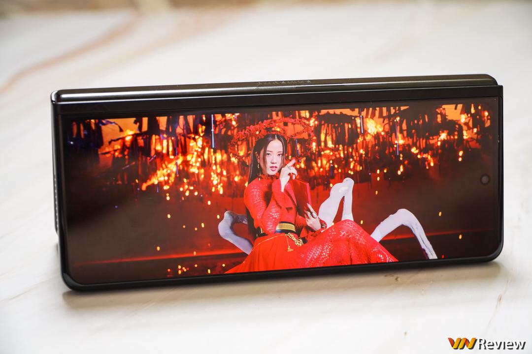 Trên tay Galaxy Z Fold 3 tại Việt Nam: camera ẩn dưới màn hình, chống nước IPX8, hỗ trợ S Pen Trên tay Galaxy Z Fold 3 tại Việt Nam: camera ẩn dưới màn hình, chống nước IPX8, hỗ trợ S Pen
