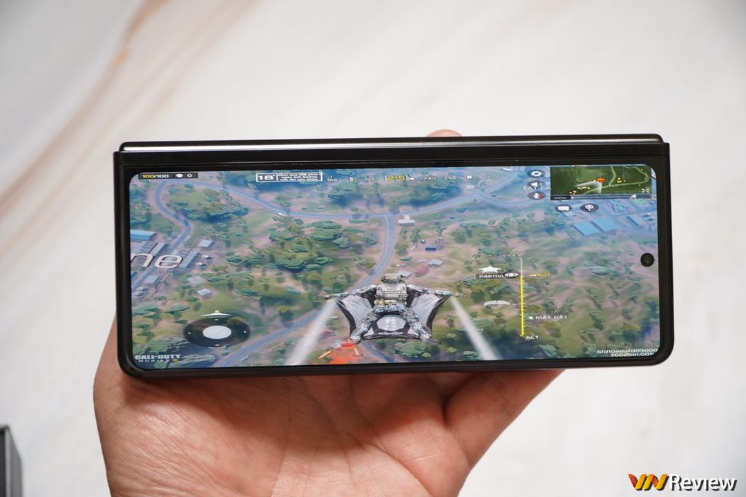 Trên tay Galaxy Z Fold 3 tại Việt Nam: camera ẩn dưới màn hình, chống nước IPX8, hỗ trợ S Pen Trên tay Galaxy Z Fold 3 tại Việt Nam: camera ẩn dưới màn hình, chống nước IPX8, hỗ trợ S Pen
