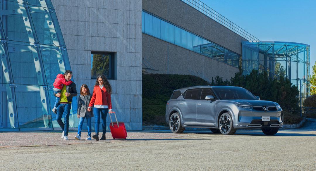 Ngó nhanh xe ô tô điện VinFast VF e36 mới ra mắt: Hai phiên bản, di chuyển tối đa lên đến 680 km  Ngó nhanh xe ô tô điện VinFast VF e36 mới ra mắt: Hai phiên bản, di chuyển tối đa lên đến 680 km