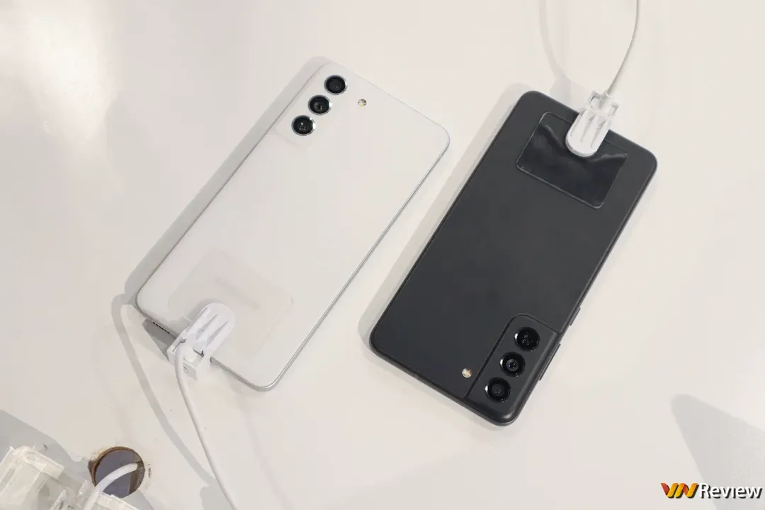 Trên tay Galaxy S21 FE 5G: tiếp nối chiến lược hướng đến fan, thiết kế lột xác so với đời trước Trên tay Galaxy S21 FE 5G: tiếp nối chiến lược hướng đến fan, thiết kế lột xác so với đời trước