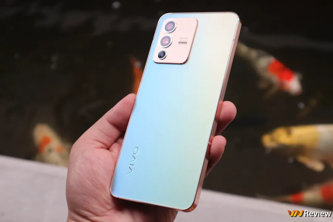 Trên tay vivo V23 5G: đủ cả viền vuông, tai thỏ giống iPhone 13, khác biệt ở mặt lưng, camera selfie kép Trên tay vivo V23 5G: đủ cả viền vuông, tai thỏ giống iPhone 13, khác biệt ở mặt lưng, camera selfie kép