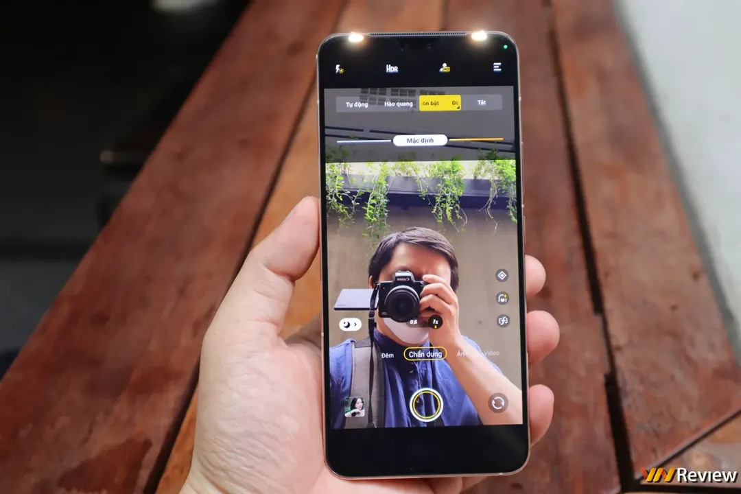 Trên tay vivo V23 5G: đủ cả viền vuông, tai thỏ giống iPhone 13, khác biệt ở mặt lưng, camera selfie kép Trên tay vivo V23 5G: đủ cả viền vuông, tai thỏ giống iPhone 13, khác biệt ở mặt lưng, camera selfie kép