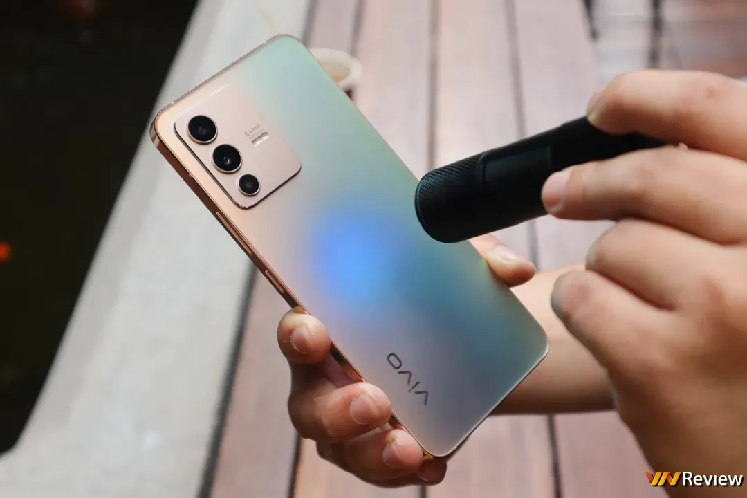 Trên tay vivo V23 5G: đủ cả viền vuông, tai thỏ giống iPhone 13, khác biệt ở mặt lưng, camera selfie kép Trên tay vivo V23 5G: đủ cả viền vuông, tai thỏ giống iPhone 13, khác biệt ở mặt lưng, camera selfie kép