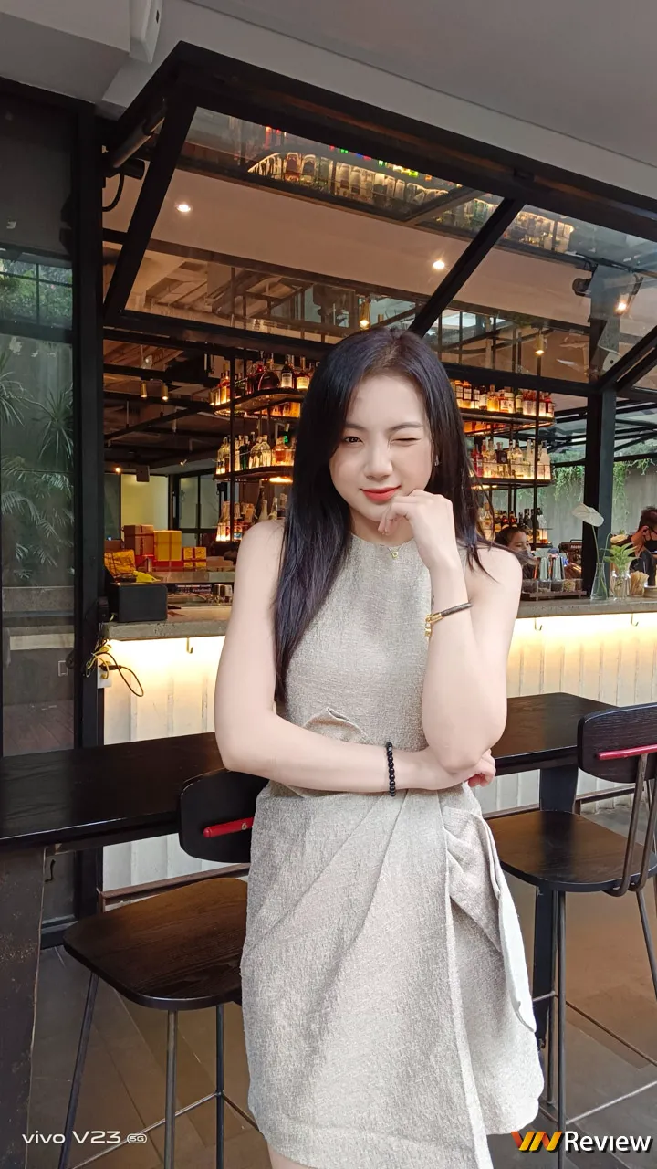 Trên tay vivo V23 5G: đủ cả viền vuông, tai thỏ giống iPhone 13, khác biệt ở mặt lưng, camera selfie kép Trên tay vivo V23 5G: đủ cả viền vuông, tai thỏ giống iPhone 13, khác biệt ở mặt lưng, camera selfie kép