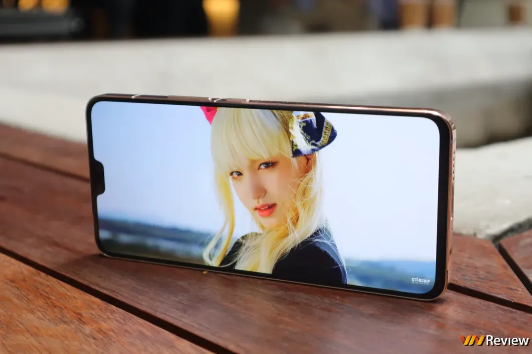 Trên tay vivo V23 5G: đủ cả viền vuông, tai thỏ giống iPhone 13, khác biệt ở mặt lưng, camera selfie kép Trên tay vivo V23 5G: đủ cả viền vuông, tai thỏ giống iPhone 13, khác biệt ở mặt lưng, camera selfie kép