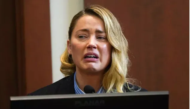 Amber Heard khóc lóc trên tòa, thay đổi chiến lược đấu với Jonhny Deep rồi chăng? Amber Heard khóc lóc trên tòa, thay đổi chiến lược đấu với Jonhny Deep rồi chăng?
